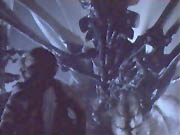 Ripley e Newt di fronte all'Alien Regina